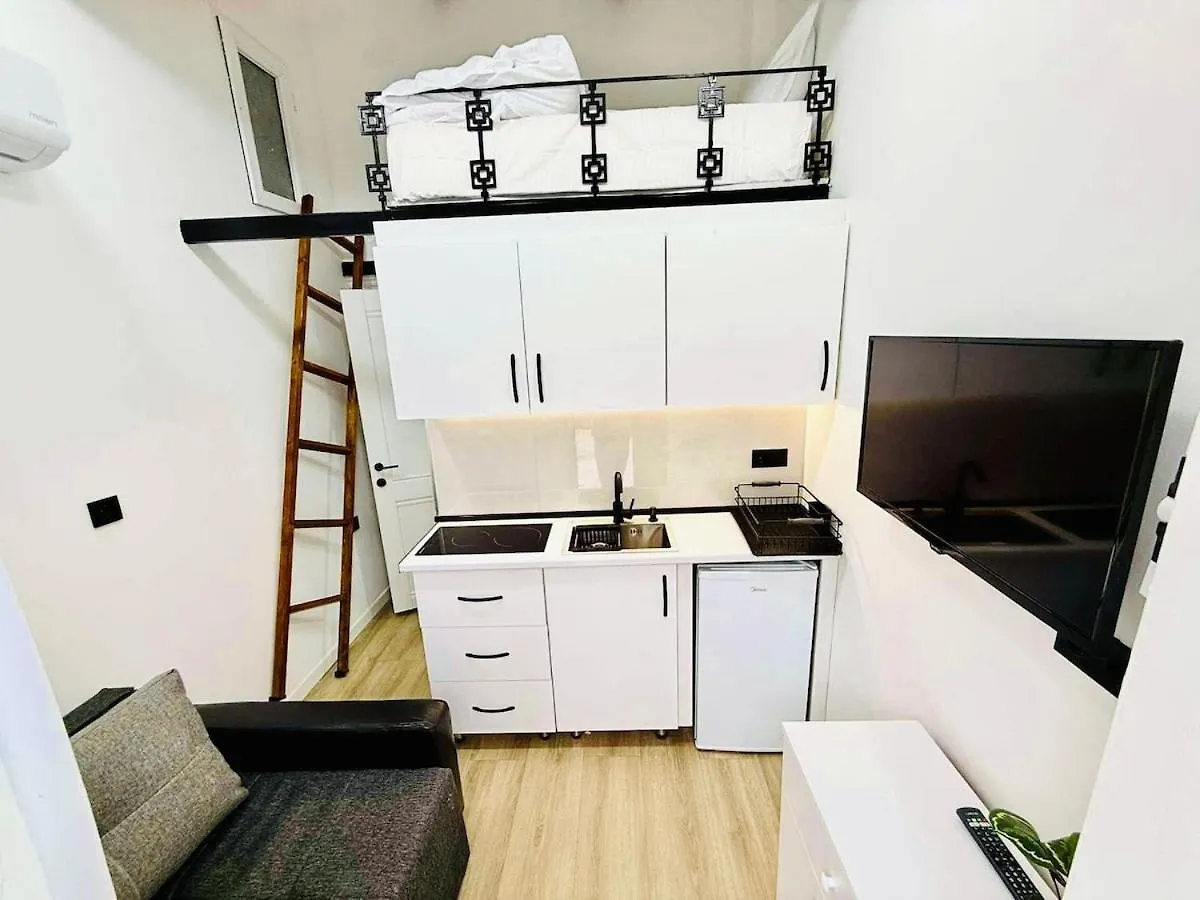 הקונטקטים של Ezo Tiny Loft - Georgias Smallest Apartment